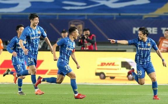 足球--中超:江苏苏宁队对阵武汉卓尔队