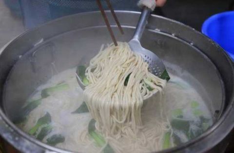 西安面条哥走红网络 一根面20多米长(组图)