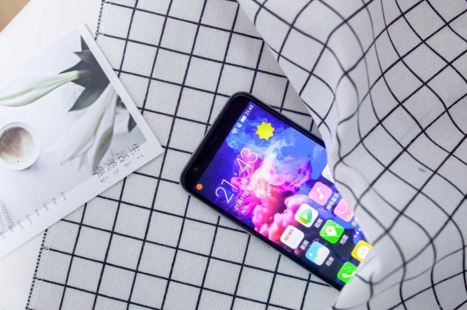 4G+64G大内存售价仅899,畅快吃鸡!红辣椒7X