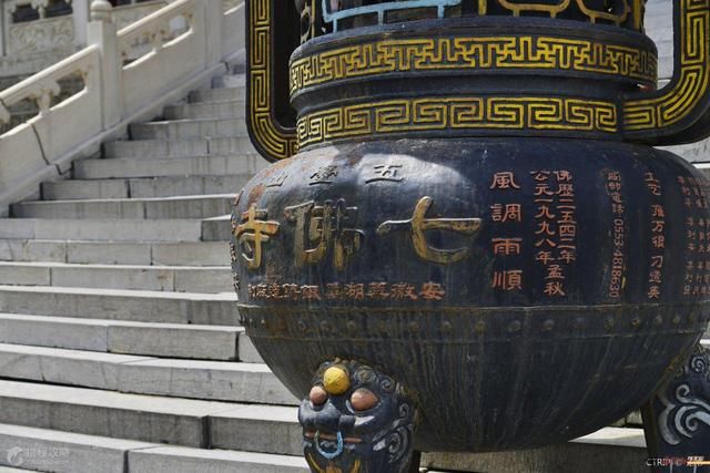 五台山最高汉白玉塔七佛寺内南侧