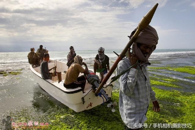 他们是出生入死的战地摄影师：有人曾私下约索马里海盗头子拍照