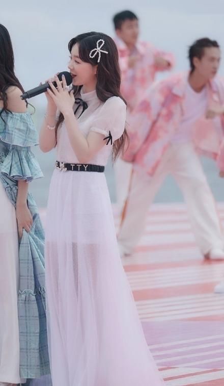 火箭少女解散后首登央视：孟美岐傅菁魅力满满，段奥娟赖美云凭颜值圈粉