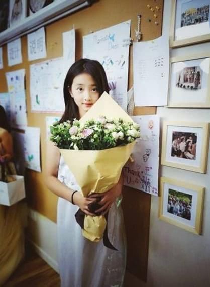 12岁美人胚子多多设计礼服还亲手制作成衣,英