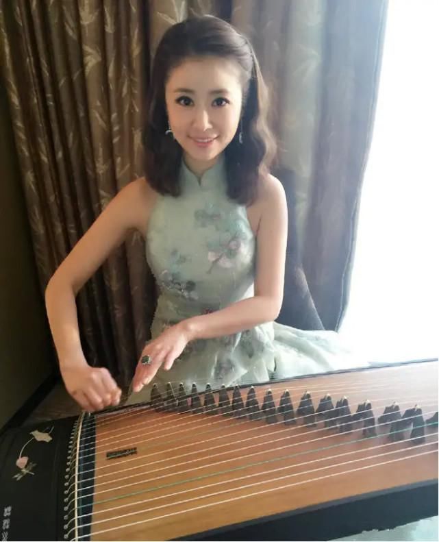 林心如美回紫薇!一袭削肩改良旗袍,搭配卷发气质古典尽显东方美