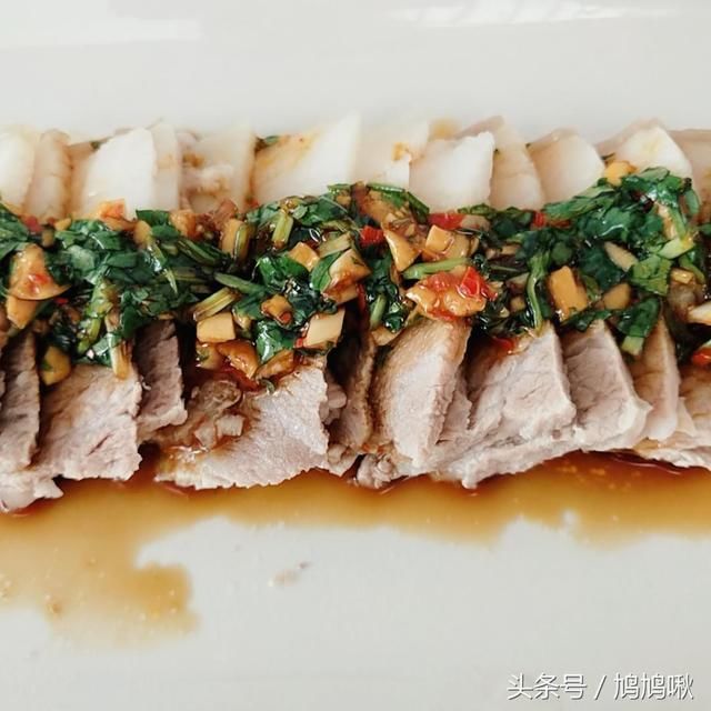 蒜泥白肉怎么做好吃?关键在于煮肉的火候和蘸