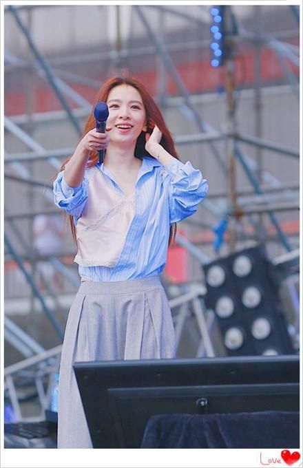 当景甜学田馥甄内衣外穿,满屏尽尴尬,网友:没那