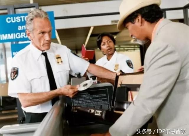 2017年数名留学生入境查手机被遣返!美国海关