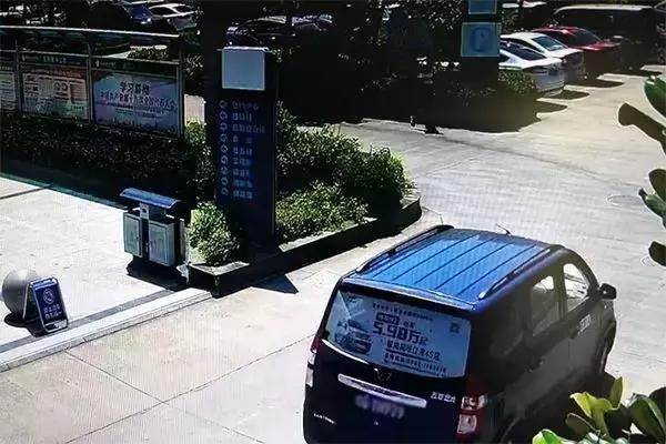 铜陵枞阳一驾驶学员出车祸后血流满面,过路司