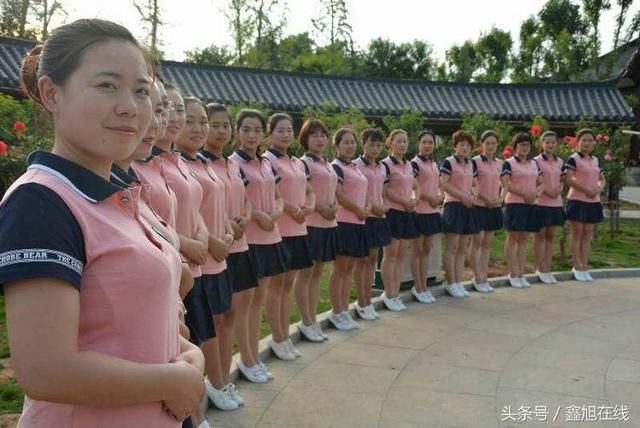 渑池涧河湖畔 青春靓丽幼师尽显礼仪之美