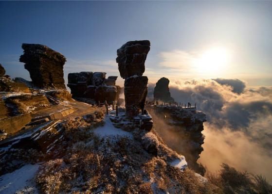 深山峻岭中竟建有房子，8000多级台阶，你敢爬吗？