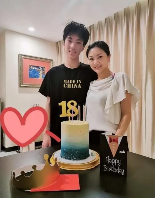 张艺谋小31岁娇妻晒照庆生！小女儿为妈妈戴皇冠，长得太像爸