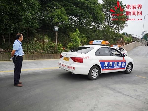 张家界:机器人上岗当驾校教练