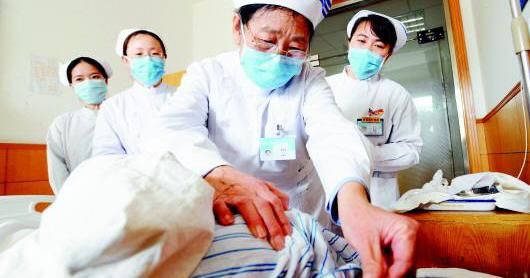 青岛78岁老护士不离一线 高龄护士重专业化转