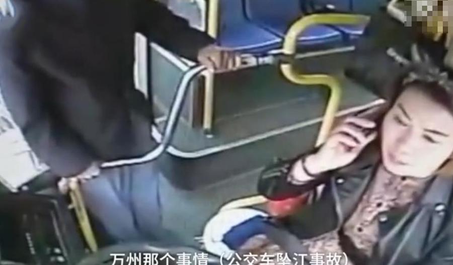 老汉多次抢夺方向盘,女司机想着重庆事故忍住