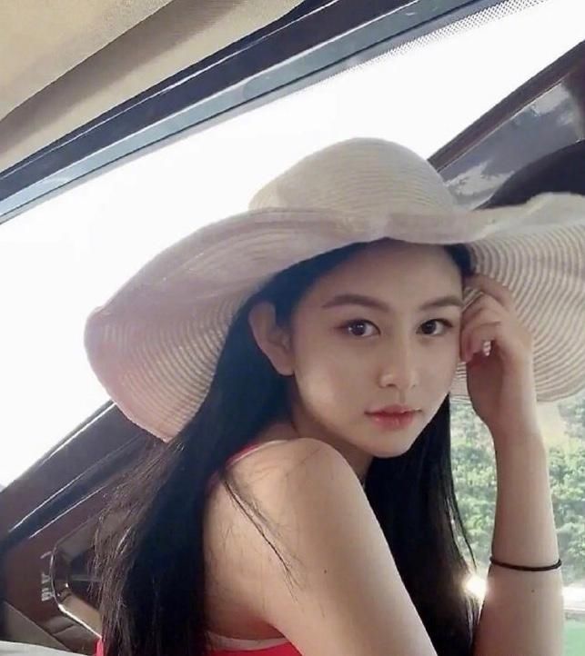 邱淑贞女儿撞脸潘帅老婆，美的像一张原生网红脸，没妈妈有辨识度