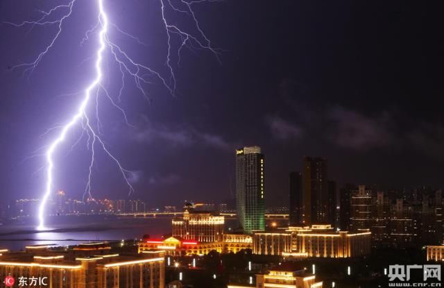 暴雨夜 南昌2小时闪电3000次