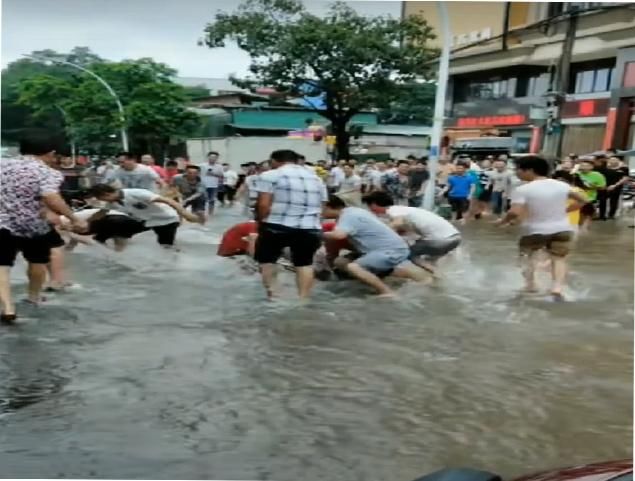 大雨刚过 市民纷纷大街上忙抓鱼