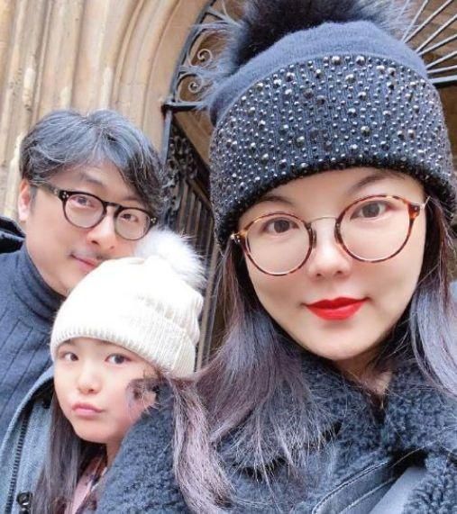 10岁王诗龄挂断妈妈李湘电话，语气不耐烦，王岳伦在一旁哑口无言
