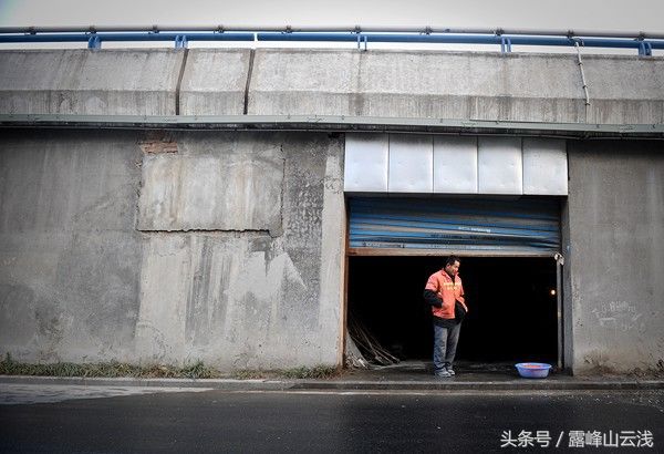 住桥洞下农民工的日常生活，简单的食宿繁重的劳动，幸福的生活