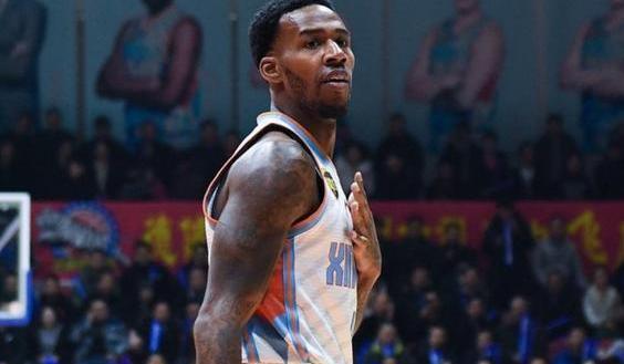 新疆男篮决定继续使用费尔德 亚当斯无奈白跑