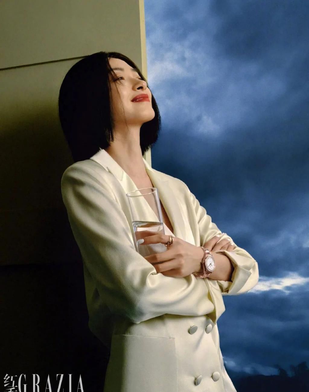 万茜终于放开了!黑发红唇配性感黑丝袜女人味十足,罕见秀性感