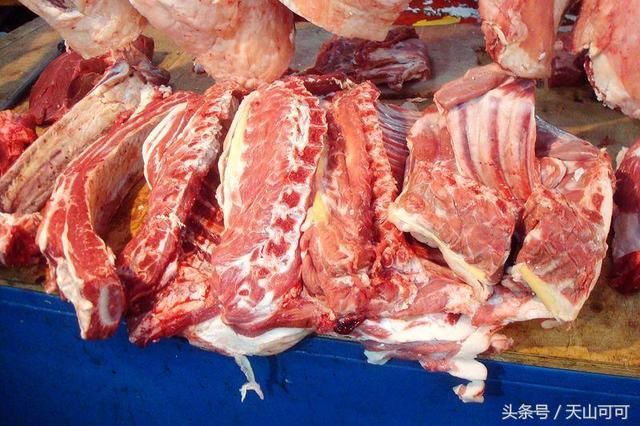 新疆人就这么置办年货,整只羊提回家,一次吃半只太正常了