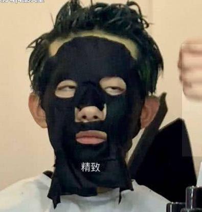 易烊千玺晒敷面膜照片,脸也太小了吧,是精致的