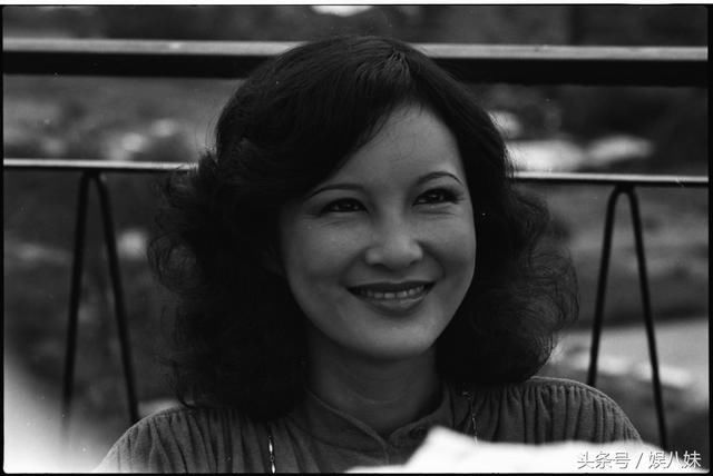 与林燕妮,俞琤,狄娜,施南生等一并被视为香江才女.