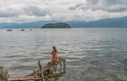 国内最大的深水型淡水型湖泊，湖水清澈见底，景区干净无比