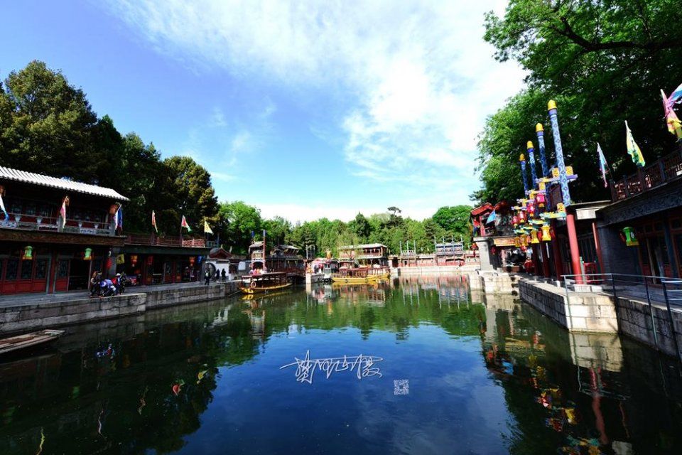 京城节后迎来蓝天白云，颐和园苏州街难得美景游客流连忘返