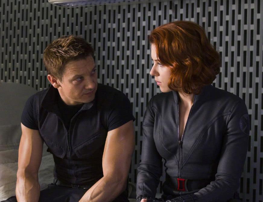 漫威英雄新技能:美国队长拿起雷神锤子,鹰眼却