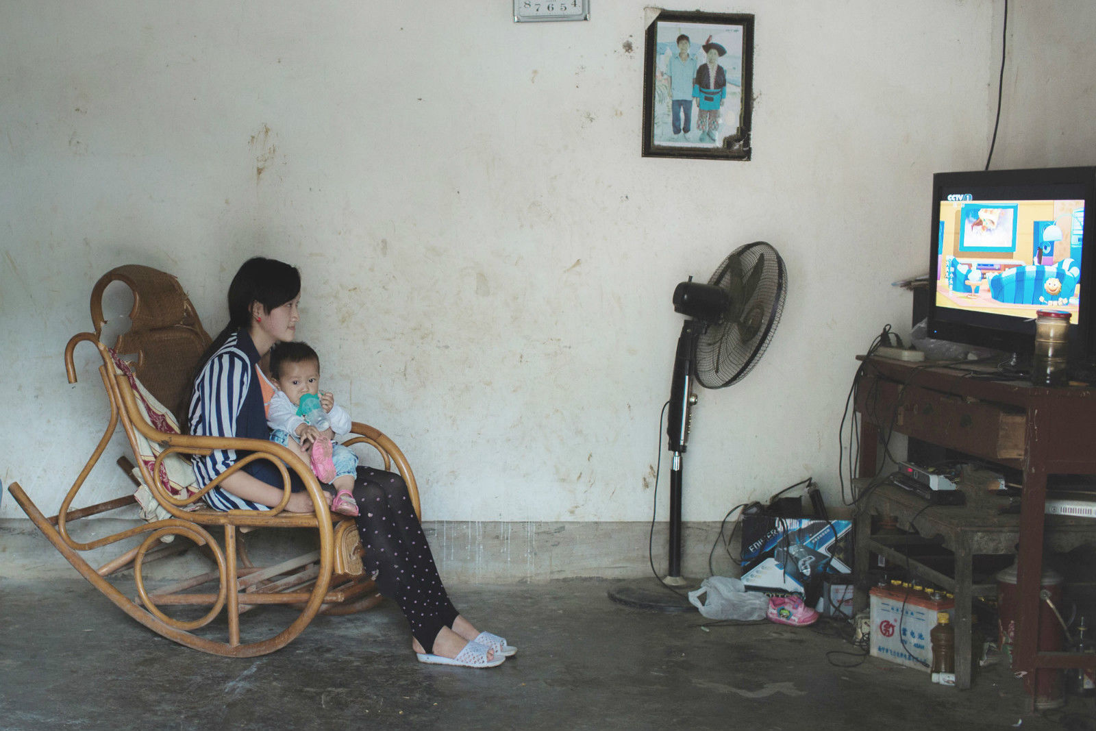 镜头下:这些贫困山村里十三四岁的少女,还是孩子就成了妈妈