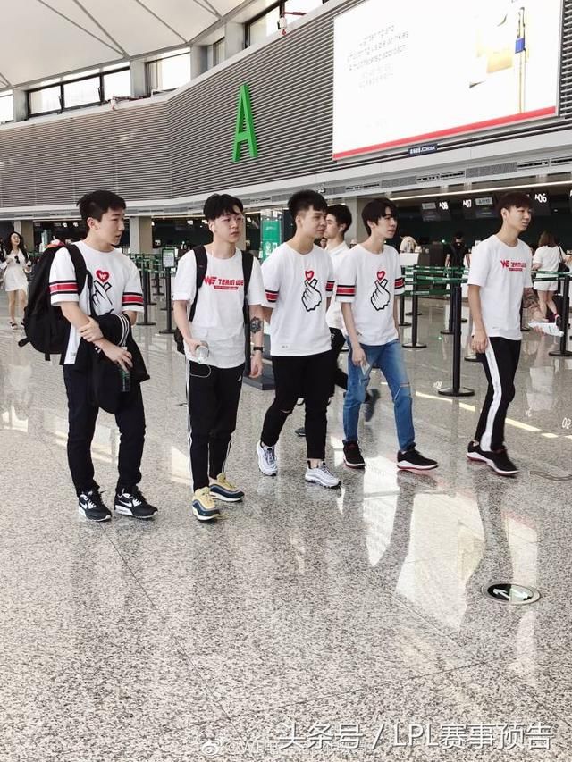 LOL:WE全员抵达西安新基地,清一色情侣衫引发