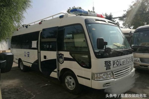 警车都用丰田考斯特,考斯特就是这么厉害