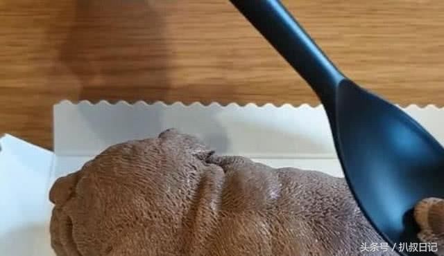 小哥试吃超火爆的网红小奶狗蛋糕，却遭网友炮轰:真恶心