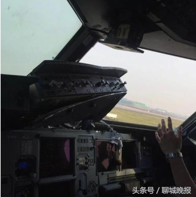 川航航班备降成功,副驾驶和空乘小姐伤势咋样