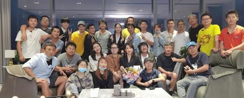 38岁高露杀青宴真放得开，穿衬衫配长裤，跟陈紫函玩亲嘴美得不敢看