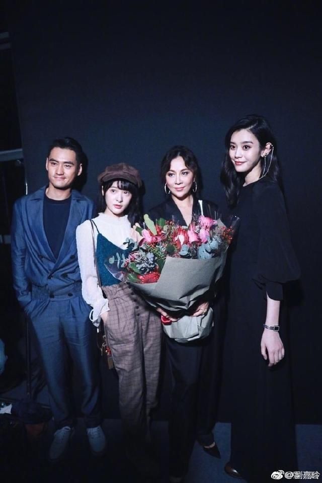 谢娜挺孕肚助阵刘嘉玲品牌,刘:现在你很不一样