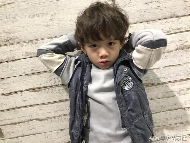 随着韩剧<花游记>的放送,男主悟空的M字浏海,也适合小男孩做尝试!看起来俏皮又有个性! 以上就是小编介绍的流行小男孩发型,快用儿童发型-本月主打发型tag,带自己的宝宝去试试这些发型吧!