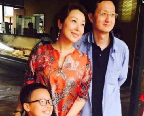 妈妈是歌后，爸爸是百亿富豪，儿子的长相让人一言难尽！