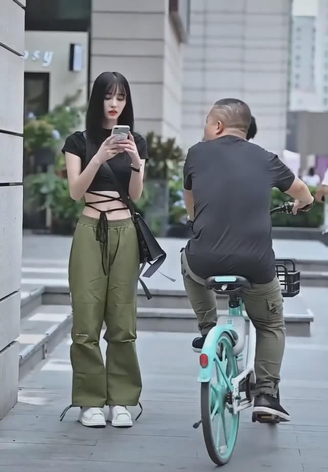 街头突然崛起一款裤子: 叫“抹茶裤”, 显瘦潇洒插图(2) 街头突然崛起一款裤子: 叫“抹茶裤”, 显瘦潇洒插图(2)