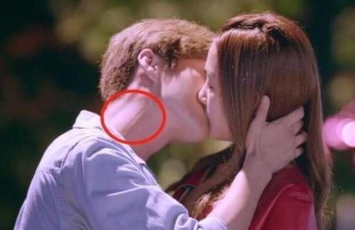 鹿晗吻关晓彤34秒,吻到脖子青筋暴起,网友私下
