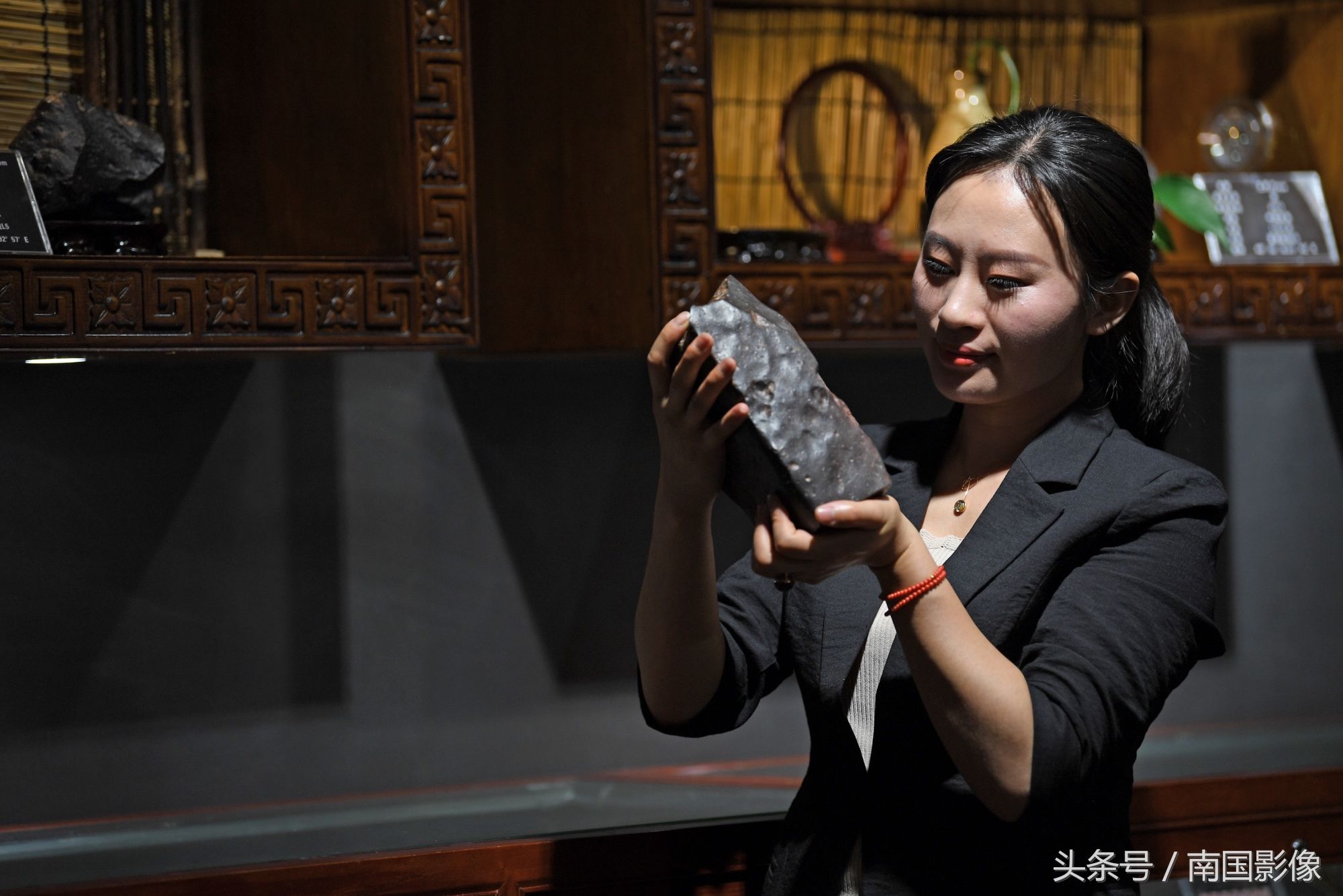 中国首位90后追星星的女人,死亡之海穿梭5年,