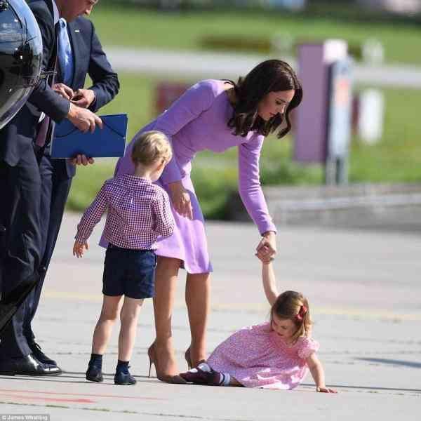 英国女王:夏洛特小公主更像乔治小王子的领导