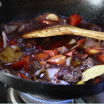 红酒洋葱胡萝卜炖牛肉