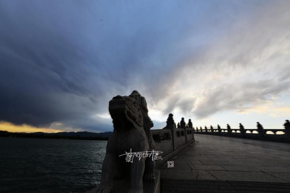 蓝天白云点缀最美北京城，最美落日晚霞映衬颐和园