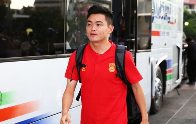 国足与泰国比赛首发名单出炉,郑智迎来百场国