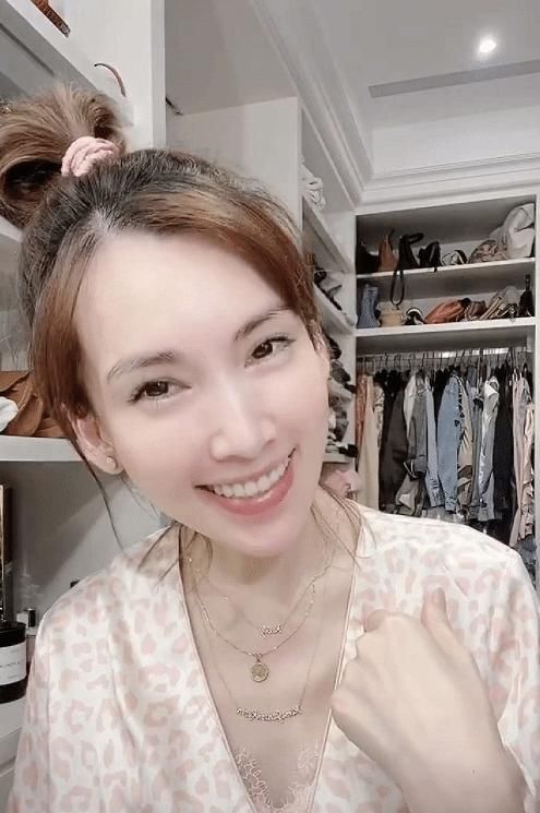 林志颖娇妻罕见晒素颜自拍，皮肤状态白皙水嫩，不像三个孩子的妈