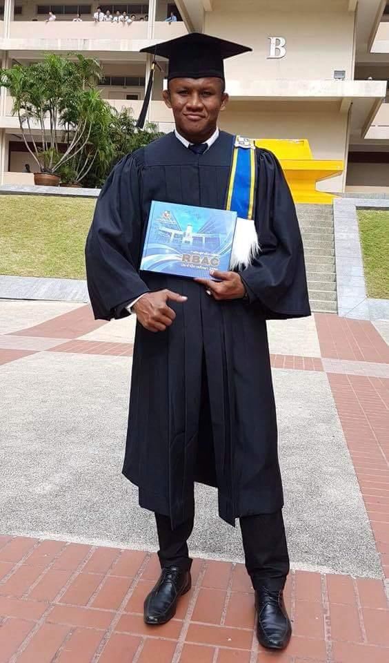 泰拳王播求变身高材生获学士学位,拳迷:去复仇