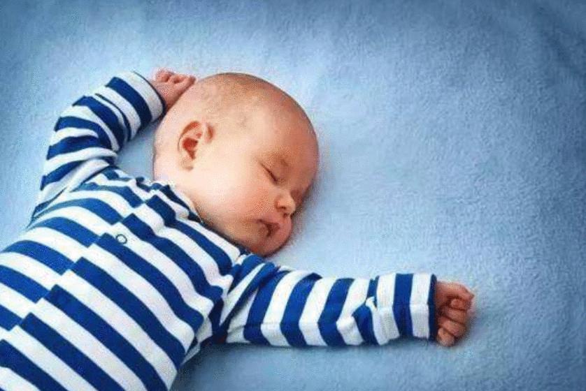 为什么小宝宝总喜欢偏头睡? 宝妈想纠正, 最好